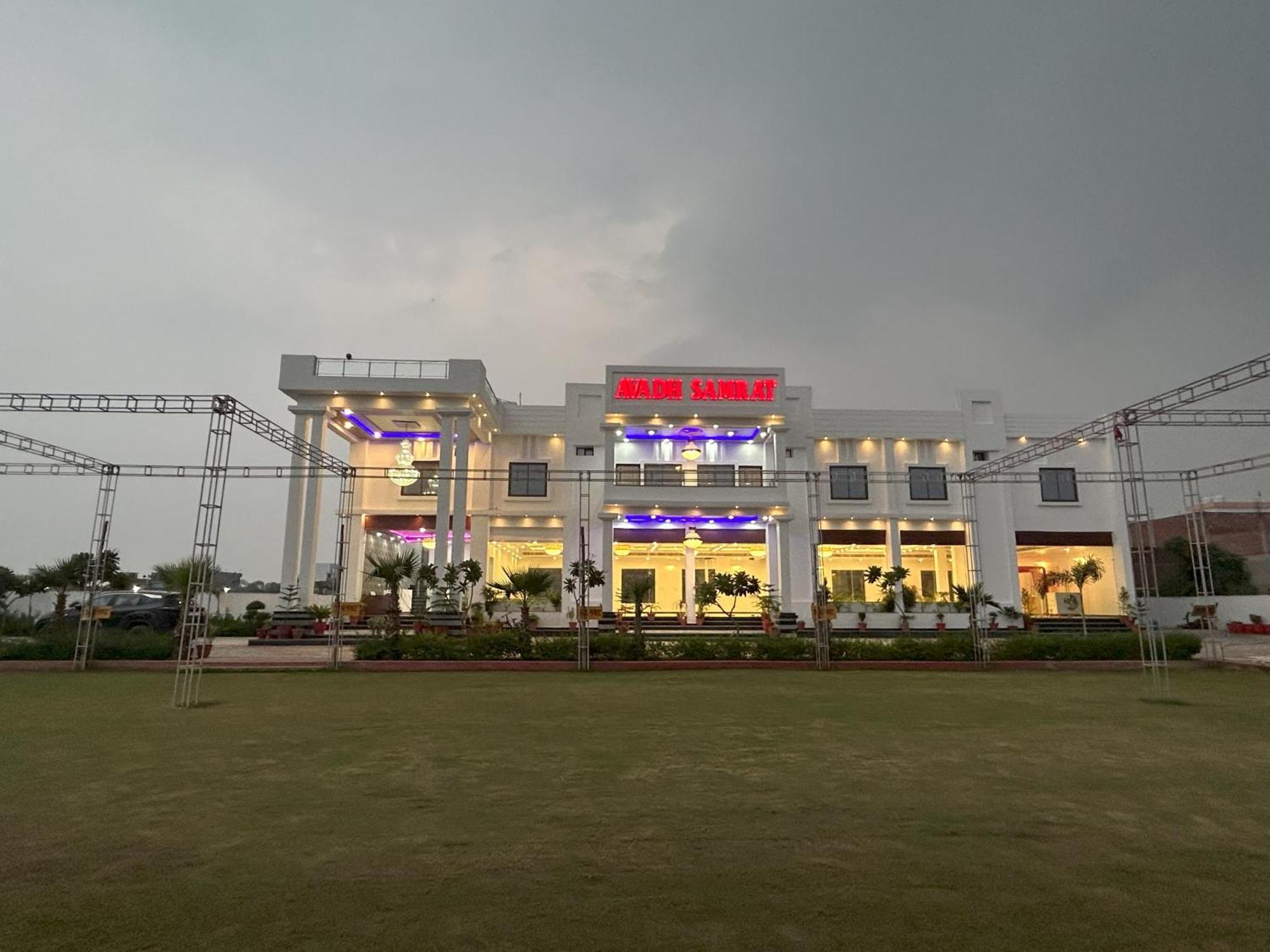 Awadh Samrat Resort Ayodhya Eksteriør billede